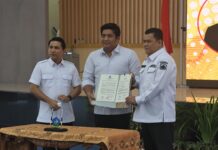 read news – Bupati Roby Kurniawan Minta Kepala OPD Gerak Cepat Bupati Bintan, Roby Kurniawan (tengah) , melakukan penyerahan DPA kepada para kepala OPD , Rabu (10/01) di Aula Bandar Seri Bentan. Bupati Roby menyerhakan Dokumen Pelaksanaan Anggaran (DPA) Tahun 2024 kepada Organisasi Perangkat Daerah (OPD) Bintan didmapingi Wakil Bupati Ahdi Muqsith . (Foto : abdi perdana - batamtv.com)