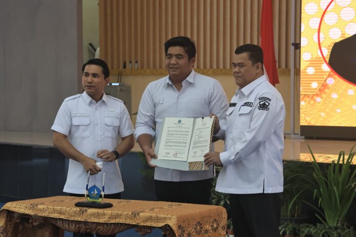 Bupati Bintan, Roby Kurniawan (tengah) , melakukan penyerahan DPA kepada para kepala OPD , Rabu (10/01) di Aula Bandar Seri Bentan. Bupati Roby menyerhakan Dokumen Pelaksanaan Anggaran (DPA) Tahun 2024 kepada Organisasi Perangkat Daerah (OPD) Bintan didmapingi Wakil Bupati Ahdi Muqsith .    (Foto : abdi perdana - batamtv.com)