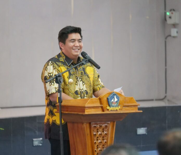 Bupati Bintan Roby Kurniawan saat membuka acara Sosialisasi Pendewasaan Usia Pernikahan di Bintan. (Foto : abdi perdana - batamtv.com)