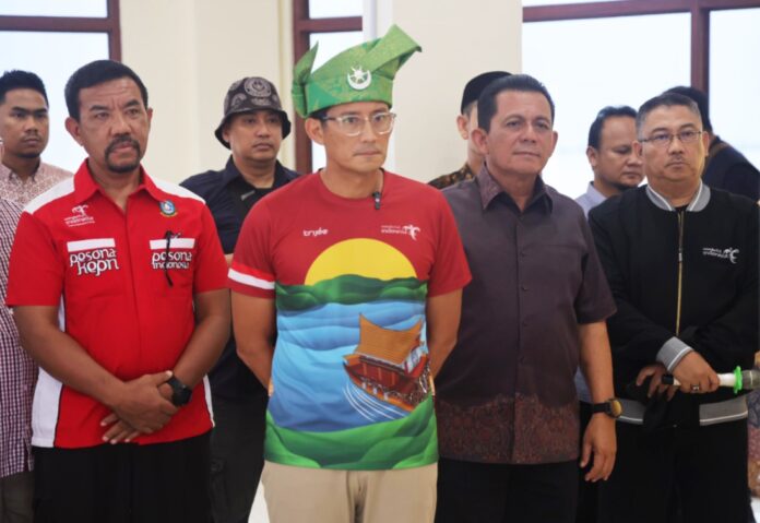 Menteri Pariwisata dan Ekonomi Kreatif (Menparekraf) RI, Sandiaga Salahuddin Uno (bertanjak hijau) menyambangi Kawasan Gurindam XII Kota Tanjungpinang, Minggu (31/12). (Foto : dwi susilo - batamtv.com)