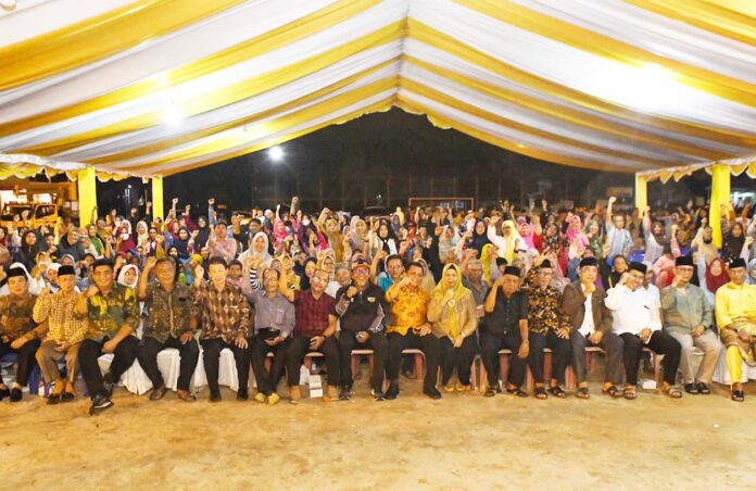 Gubernur Kepri Ansar Ahmad (tengah batik kuning) engatakan bahwa ia merasa senang dapat bertemu kembali dengan masyarakat Mentigi yang sudah lama tidak ia jumpai. (Foto : abdi perdana - batamtv.com)