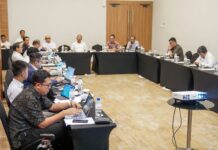 read news – Usulan Pola Ruang Kawasan Industri di Desa Tembeling Kabupaten Bintan Sekda Provinsi Kepri Adi Prihantara (meja tengah kemeja putih) ) mengatakan, setiap usulan pola ruang yang dilakukan dimaksudkan untuk mewujudkan keserasian pembangunan yang bermuara kepada semakin baiknya penataan wilayah Provinsi Kepri. (Foto : abdi perdana - batamtv.com)