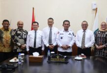 read news – Direktur PDAM Tirta Kepri Definitif Segera Dilantik Gubernur Kepulauan Riau Ansar Ahmad (ketiga dari kanan) mewawancarai langsung calon Direktur Perumda Air Minum Tirta Kepri di Gedung Daerah Provinsi Kepri, Tanjungpinang, Kamis (4/1). Ini merupakan tahapan terakhir dari seleksi yang dilaksanakan sejak pengumuman pembukaan seleksi pada 16 Oktober 2023 yang lalu. (Foto : dwi susilo - batamtv.com)