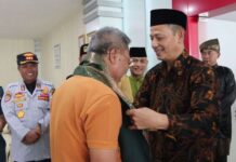 read news – Pemko Tanjungpinang Siap Manjakan Pendatang yang Masuk ke RHF Kepala Dinas Kebudayaan dan Pariwisata Kota Tanjungpinang, Muhammad Nazri (kanan), menyatakan penyambutan wisatawan ini merupakan agenda rutin tahunan pemko yang sebelumnya lebih berfokus di pelabuhan Internasional Sri Bintan Pura kini ke RHF. (Foto : abdi perdana - batamtv.com).