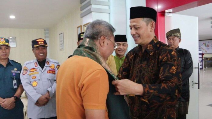 Kepala Dinas Kebudayaan dan Pariwisata Kota Tanjungpinang, Muhammad Nazri (kanan), menyatakan penyambutan wisatawan ini merupakan agenda rutin tahunan pemko yang sebelumnya lebih berfokus di pelabuhan Internasional Sri Bintan Pura kini ke RHF. (Foto : abdi perdana - batamtv.com).