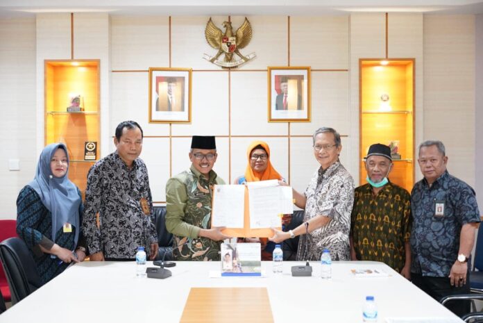 Sekretaris Daerah Kota Batam, Jefridin, M.Pd. (ketiga dari kiri) selaku pengelola Barang Milik Daerah (BMD) menandatangani Berita Acara Serah Terima (BAST) Aset Yayasan Pembina Masjid Raya Baiturahhman Kepada Pemerintah Kota Batam, Kamis (4/01/2024) di ruang rapat Sekda lantai 2. Serah Terima aset ini dalam rangka pengamanan dan penertiban aset. (Foto: abyaqsa ramadan - batamtv.com) :