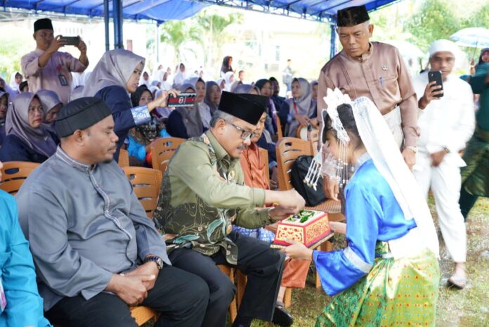 Setdako Batam,  Jefridin (kemeja hijau) menyampaikan  tujuan dari digelarnya Musabaqoh Tilawatil Qur’an dan Hadist (MTQH) ini, selain mencari utusan terbaik dari Kelurahan Ngenang untuk menuju MTQ tingkat Kecamatan, (Foto : muhammad amin - batamtv.coim)