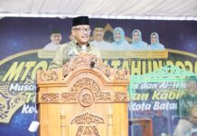 read news – Pembukaan STQH Kelurahan Kabil Berlangsung Meriah Setdako Batam Jefridin mengungkapkan pelaksanaan MTQH di Batam di tingkat Kelurahan bertujuan selain menyeleksi dan mencari bibit qori dan qoriah juga untuk meningkatkan kecintaan masyarakat Kota Batam terhadap Al Qur’an.. (Foto : abyaqsa ramadan - batamtv.com)