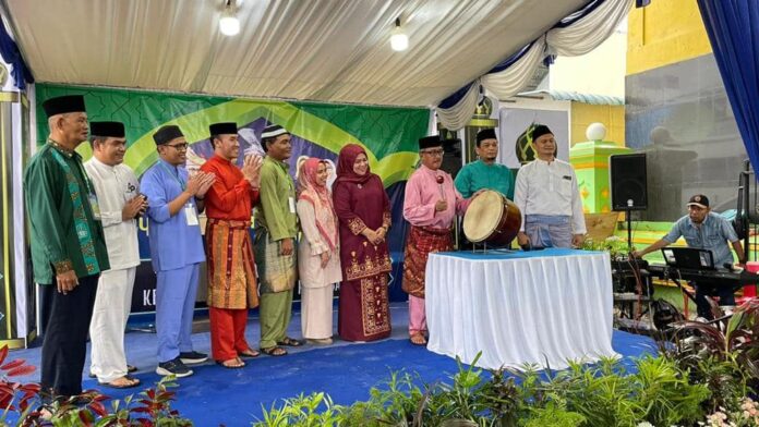 Pembukaan MTQH XXXII Tingkat Kelurahan Batuselicin Kecamatan Lubukbaja Tahun 2024. di Masjid Al-Anshor, Minggu (7/1/2024) oleh Setdako Batam Jefridin (ketiga dari kanan) . (Foto : abyaqsa ramadan - batamtv.com)