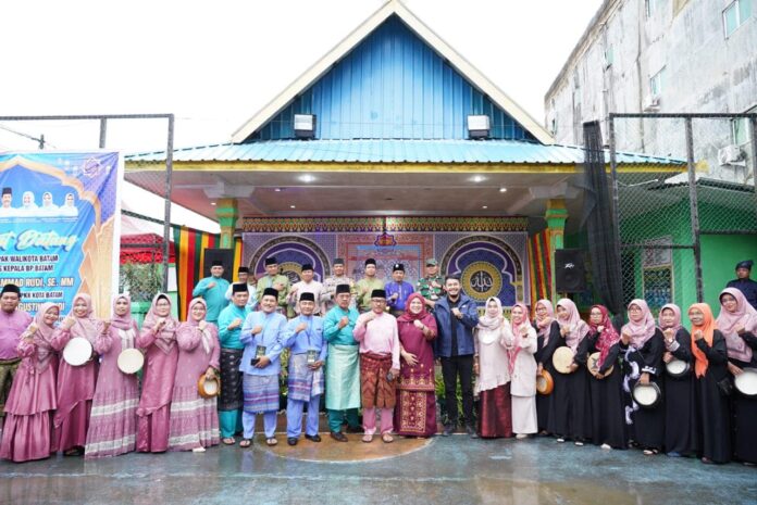 Setdako Batam Jefridin menghadiri pembukaan MTQH di Fasum Lapangan Volly RT.003 RW.001 Baloi Indah Anggrek, Minggu (7/1/2024). (Foto : abyaqsa ramadan - batamtv.com)