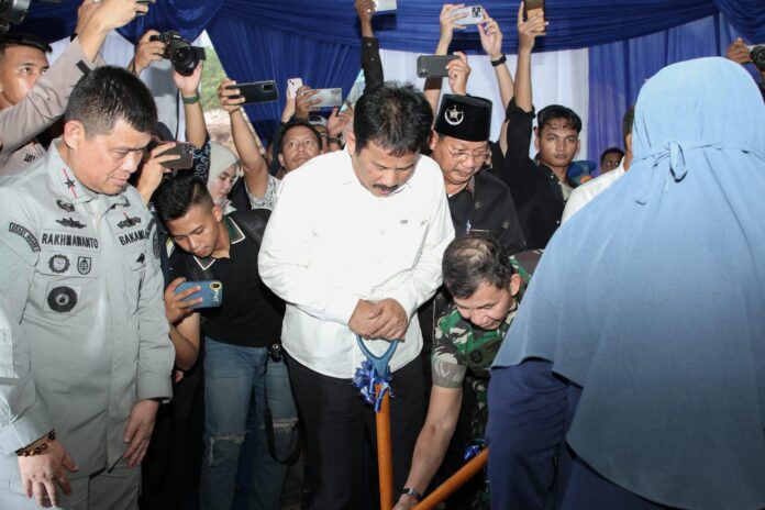 HM Rudi (baju kemeja putih) saat Peletakan  batu pertama pembangunan Rumah Contoh Kawasan Pemukiman di Tanjung Banun, Kecamatan Galang, Pulau Rempang digelar pada Rabu (10/1/2024).  Pembangunan kawasan permukiman ini ditujukan untuk warga yang terdampak pembangunan Kawasan Rempang Eco-City. (Foto : abyaqsa ramadan - batamtv.com)