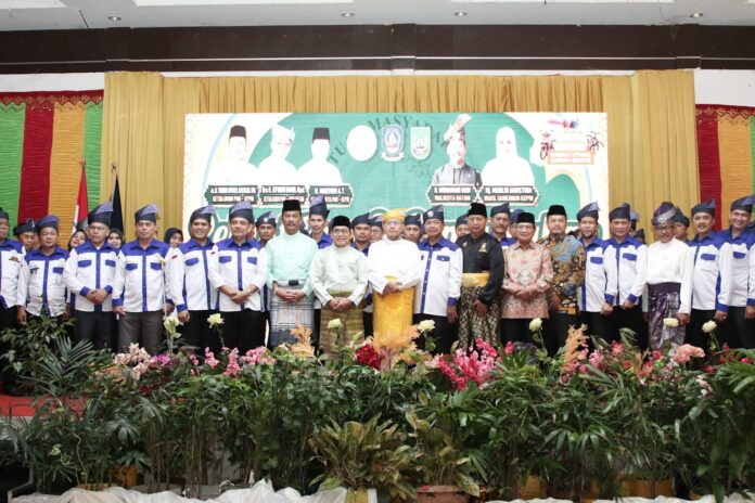 Wali Kota Batam, Muhammad Rudi, (depan -kiri) ajak masyarakat Batam yang tergabung dalam Persatuan Masyarakat Riau (PMR) Kepri dan Batam untuk terus kompak membangun daerah. (Foto : muhammad amin - batamtv.com)