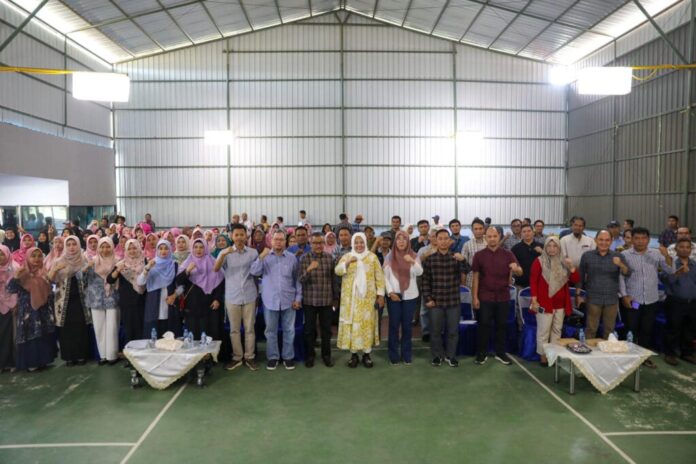 Setdako Batam Jefridin (tengah ) saat mngikuti musrenbang kelurahan Nongsa. (Foto : muhammad amin - batamtv.com)