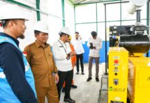read news – Mesin Genset 350 KVA di Pulau Karas Resmi Dioperasikan Gubernur Ansar (baju cokelat) melakukan Serah Terima Pembangunan Semenisasi Dan Gapura Serta Serah Terima Pengooperasian Mesin Genset 350 KVA di Kecamatan Galang Kota Batam Provinsi Kepulauan Riau, Rabu (3/1/2024) (Foto : abyaqsa ramadan - batamtv.com)