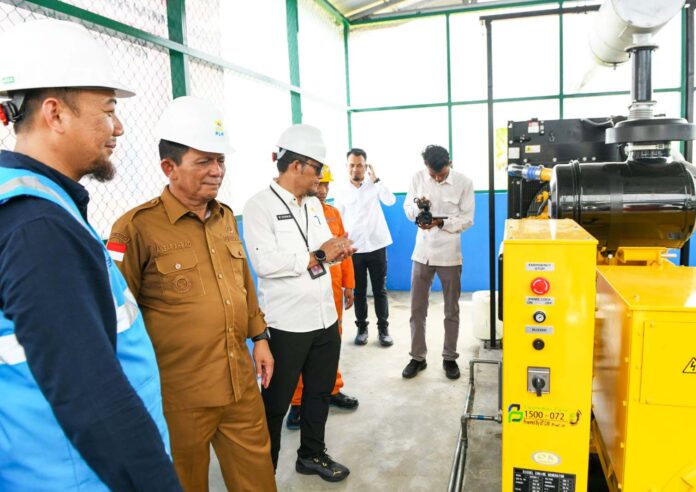 Gubernur Ansar  (baju cokelat) melakukan Serah Terima Pembangunan Semenisasi Dan Gapura Serta Serah Terima Pengooperasian Mesin Genset 350 KVA di Kecamatan Galang Kota Batam Provinsi Kepulauan Riau, Rabu (3/1/2024) (Foto : abyaqsa ramadan - batamtv.com)