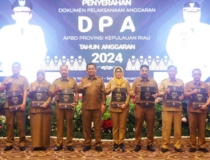 Gubernur Ansar mengapresiasi dan mengucapkan terima kasih kepada Sekda, TAPD, pimpinan OPD dan DPRD Kepri. (Foto - dwi susilo - batamtv.com)