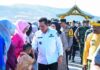 read news – Tambelan Masuk jadi Target Pembangunan Pemprov Kepri Kunjungan Gubernur Kepri Ansar Ahmad (baju safari putih ) bersama Forum Koordinasi Pimpinan Daerah (Forkopimda) Kepri ke Kecamatan Tambelan, Kabupaten Bintan, Kamis (25/01) disambut warga . (Foto : abdi perdana , batamtv,com)