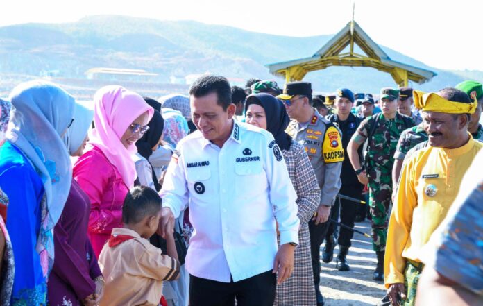 . (Foto : abdi perdana , batamtv,com) Kunjungan Gubernur Kepri Ansar Ahmad (baju safari putih ) bersama Forum Koordinasi Pimpinan Daerah (Forkopimda) Kepri ke Kecamatan Tambelan, Kabupaten Bintan, Kamis (25/01) disambut warga . (Foto : abdi perdana , batamtv,com)