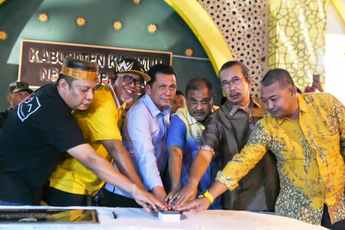 (Foto : abdi perdana - batamtv.com) Peresmian dilakukan Gubernur Ansar (tengah kemeja putih) didampingi Bupati Karimun Aunur Rafik dan para Pimpinan FKPD Kabupaten Karimun yang ditandai dengan penyalaan lampu dan penandatanganan prasasti. (Foto : abdi perdana - batamtv.com)