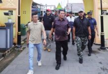 read news – Sampah-sampah di Pulau Penyengat dan Pesisir Kota Dibersihkan Gubernur Ansar (tengah) yang ikut dalam gotong royong yang digelar pada Minggu (14/1) pagi ini merasa bangga melihat semangat kolaborasi yang ditunjukkan oleh semua pihak dalam upaya membenahi ibukota Provinsi Kepri. (Foto : dwi susilo - batamtv.com)