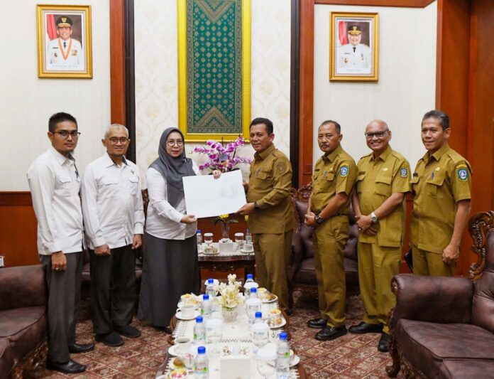 (Foto : abdi perdana - batatv.com) Gubernur Kepri Ansar Ahmad (keempat dari kanan) menerima Tim Perwakilan BPKP Provinsi Kepulauan Riau dan BPK RI Perwakilan Provinsi Kepri bertempat di Gedung daerah, Senin (29/01). (Foto : abdi perdana - batatv.com)