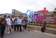 read news – Penataan Kawasan Kota Lama Jalan Merdeka – Teuku Umar Tanjungpinang Diresmikan Gubernur Kepri Gubernur Kepri H. Ansar Ahmad (tengah baju kebiruan) mengatakan sangat bahagia dengan peresmian kawasan ini. Dikatakan Ansar, sebagai ibukota Provinsi Kepri, keberadaan Kota Tanjungpinang sangat penting sebagai wajah Kepri yang akan dikenal masyarakat luas. (Foto : dwi susilo - batamtv,com)