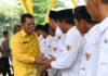 read news – Apdesi Kabupaten Karimun Dikukuhakn Gubernur Kepri Gubernur Kepri Ansar Ahmad menghadiri Penandatanganan prasasi dan pengukuhan Asosiasi Pemerintah Desa (Apdesi) Kabupaten Karimun Masa Bhkati 2024- 2029, betempat di Halaman Kantor Dinas Bupati Karimun. (Foto : abdi perdana - batamtv.com)
