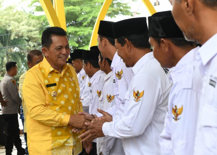 Gubernur Kepri Ansar Ahmad menghadiri Penandatanganan prasasi dan pengukuhan Asosiasi Pemerintah Desa (Apdesi) Kabupaten Karimun Masa Bhkati 2024- 2029, betempat di Halaman Kantor Dinas Bupati Karimun. (Foto : abdi perdana - batamtv.com)