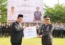 read news – Tujuh Kabupaten dan Kota di Provinsi Kepri Dapat Apresiasi karena Peduli HAM Gubernur Kepri Ansar Ahmad usai membacakan pidato itu saat menjadi Inspektur Upacara dalam Upacara Peringatan Hari Bhakti Imigrasi ke-74 di Kantor Wilayah Kementerian Hukum dan HAM (Kumham) Kepri, Tanjungpinang, Jum'at (26/01). (Foto : dwi susilo - batamtv.com)