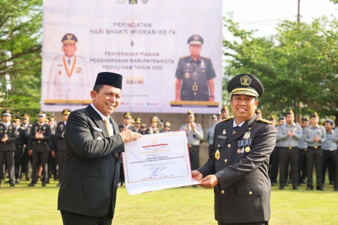   Gubernur  Kepri Ansar Ahmad usai membacakan pidato itu saat menjadi  Inspektur Upacara dalam Upacara Peringatan Hari Bhakti Imigrasi ke-74 di Kantor Wilayah Kementerian Hukum dan HAM (Kumham) Kepri, Tanjungpinang, Jum'at (26/01). (Foto : dwi susilo - batamtv.com)