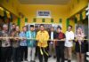 read news – Pemanfaatan Jalan, Gedung Pertemuan di Letung Diresmikan Gubernur Ansar Gubernur Kepri Ansar Ahmad (batik kuning) mengatakan bahwa sebagian besar proyek-proyek tahun 2023 yang diresmikan, termasuk di Letung,Jemaja ini adalah anggaran dari Pemerintah pusat yang diusulkan oleh Pemprov Kepri.. (Foto : abdiperdana - batamtv.com)