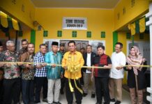 read news – Pemanfaatan Jalan, Gedung Pertemuan di Letung Diresmikan Gubernur Ansar Gubernur Kepri Ansar Ahmad (batik kuning) mengatakan bahwa sebagian besar proyek-proyek tahun 2023 yang diresmikan, termasuk di Letung,Jemaja ini adalah anggaran dari Pemerintah pusat yang diusulkan oleh Pemprov Kepri.. (Foto : abdiperdana - batamtv.com)