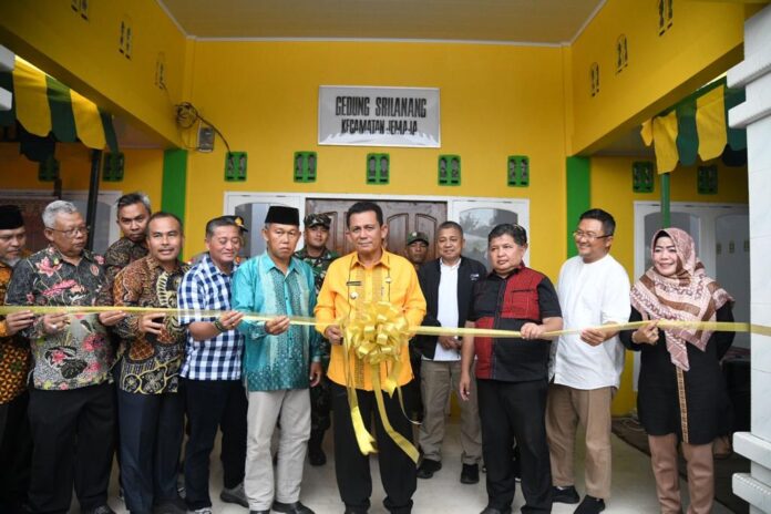 Gubernur Kepri Ansar Ahmad (batik kuning) mengatakan bahwa sebagian besar proyek-proyek tahun 2023 yang diresmikan, termasuk di Letung,Jemaja ini adalah anggaran dari Pemerintah pusat yang diusulkan oleh Pemprov Kepri.. (Foto : abdiperdana - batamtv.com)