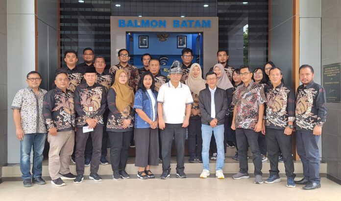 Menkominfo Budi Arie Setiadi (tengah bertanjak , kemeja putih )     saat kunjungan kerja ke Balai Monitor (Balmon) Spektrum Frekuensi Radio Kelas II Batam, Sabtu (13/1). (Foto : muhammad amin - batamtv.com)