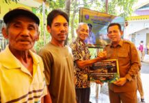 read news – Gubernur Kepri Serahkan Bantuan untuk Nelayan dan Ibu Hamil di Tanjungpinang Gubernur Kepri Ansar Ahmad saat menyerahkan bantuan kepada para nelayan . di Tanjunginang (Foto : abyaqsa ramadan - batamtv.com)