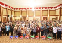 read news – 500 Paket Sembako Dibagikan ke Warga Tanjungpinang Kapolda Kepri Irjen Pol. Yan Fitri Halimansyah (tengah) dalam sambutannya menyampaikan kesiapan Polda Kepri dalam memberikan bakti sosial dan kesehatann. (Foto : dwi susilo - batamtv.com)