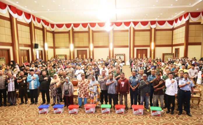   Kapolda Kepri Irjen Pol. Yan Fitri Halimansyah (tengah) dalam sambutannya menyampaikan kesiapan Polda Kepri dalam memberikan bakti sosial dan kesehatann. (Foto : dwi susilo - batamtv.com)