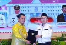 read news – Gubernur Kepri Perpanjang Kontrak 1.784 PTT Pemprov Kepri Gubernur Kepri Ansar Ahmad (kiri) menyerahkan SK kepada satu diantara 1.784 orang PTT di Pemprov Kepri menerima penyerahan Surat Keputusan (SK) Pegawai Tidak Tetap (PTT) .(Foto : abdi perdana - batamtv.com)