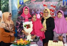 read news- Syukuran 17 Tahun Berdiri Rumah Bahagia Bintan Ketua TP-PKK Provinsi Kepulauan Riau Hj. Dewi Kumalasari Ansar (kedua dari kiri) menekankan pentingnya kepedulian sosial dan keterlibatan masyarakat dalam mendukung lembaga-lembaga seperti Rumah Bahagia Bintan ini. (Foto : abdi perdana - batamtv.com)