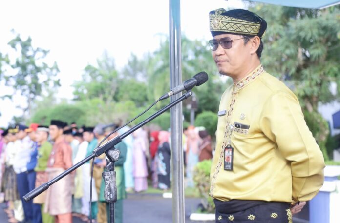 Sekretaris Daerah kota Tanjungpinang selaku pengambil apel menyampaikan terimakasih kepada peserta apel pagi yang telah hadir dalam mengikuti apel bersama.  (Foto : abdoi perdana - batamtv.com)