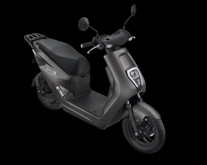 Tampilan terbaru kkeluargan AHM yang menghadirkan Honda EM1 e: sebagai pilihan kendaraan elektrifikasi roda dua yang tepat untuk kehidupan sehari-hari dengan tiga pilihan warna yakni Innovabyaqsa ramadan - batamtv.com)ative White, Intelligent Matte Black dan Smart Red. (Foto : abyaqsa ramadan - batamtv.com)