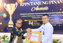 read news – Tanjungpinang Raih Kinerja Penyaluran Dana Alokasi Khusus (DAK) Fisik Terbaik I tahun 2023 Setdako Tanjungpinang Zulhidayat, mengatakan KPPN Tanjungpinang Awards juga menjadi momen penting untuk mengevaluasi pelaksanaan anggaran tahun 2023 dan merumuskan langkah-langkah strategis dalam implementasi anggaran tahun 2024. (Foto : abdi perdana- batamtv.com)