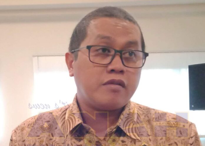 (Foto : dwi susilo - batamtv.com) Ketua KPU Kepri Indrawan menyampaikan rekapitulasi badan adhoc yang akan terlibat dalam Pemilu di Kepri adalah sebanyak 56.380 yang terdiri dari 400 PPK, 1.257 PPS, 41.398 KPPS, 11.829 Linmas, dan 1.497 Sekretariat PPK dan PPS. (Foto : dwi susilo - batamtv.com)