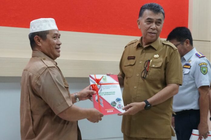 Bupati Natuna Wan Siswandi (kanan) didampingi Wakil Bupati menghadiri acara penyerahan daftar pelaksanaan anggaran Pemerintahan Kabupaten Natuna. Acara penyerahan ini  dilaksanakan di ruang rapat Kantor Bupati Natuna. (Foto : abdi perdana - batamtv.com)