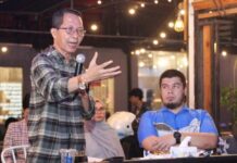 read news – Nobar Film Tanah Moyangku, Ini Penilaian Amsakar Achmad Dalam acara nonton bareng, Wakil Walikota Batam Amsakar memuji film Tanah Moyangku. Menurutnya, sebuah film lahir dari kreativitas seni yang luar biasa. (Foto : abyaqsa ramadan - batamtv.com)