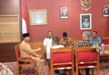 read news – Warga Kavling Sei Tering Kota Batam Audiensi dengan Ketua DPRD Batam Nuryanto Perwakilan warga Kavling Sei Tering RW 19, Kota Batam mengunjungi Kantor Pimpinan DPRD Kota Batam Nuryanto (kiri peci hitam) Jumat siang (19/01/2024). (Foto : muhammad amin - batamtv.com)