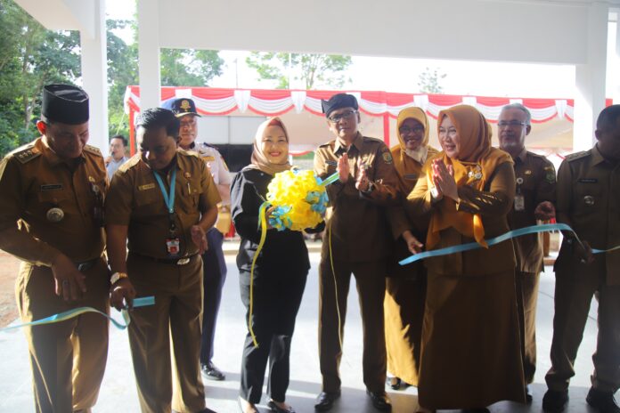 Kepala Dinas Pendidikan Kota Tanjungpinang, Endang Susilawati (tengah) saat meresmikan gedung SMP Negeri 17 Tanjungpinang Timur di Jalan Handjoyo Putro, Senin (8/1/2024). (Foto : dwi susilo - batamtv.com)