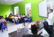 read news – Wako Tanjungpinang Ingin Pulau Penyengat Tampil Kinclong Penjabat (Pj.) Wali Kota Tanjungpinang, Hasan, S.Sos melakukan silaturahmi bersama petugas kebersihan yang berada di Pulau Penyengat demi memperkuat sinergi dalam pemeliharaan kebersihan. Pertemuan dilaksanakan di Balai Kelurahan Penyengat, Rabu (3/1). (Foto : abdi perdana - batamtv.com)