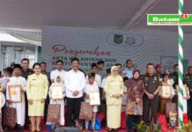 read news – Muhammad Rudi Dampingi Menteri Sosial RI Serahkan Dokumen Kependudukan Bagi Anak Naungan LKSA se-Kota Batam