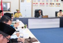 read news – Walikota Tanjungpinang Gelar Rapat Perdana dengan OPD (Pj) Wali Kota Tanjungpinang, Hasan,S.Sos, (keduaa dari kanan) menyampaikan hasil evaluasi terhadap program-program yang telah terlaksana di tahun 2023. (foto : abdi perdana - batamtv.com)